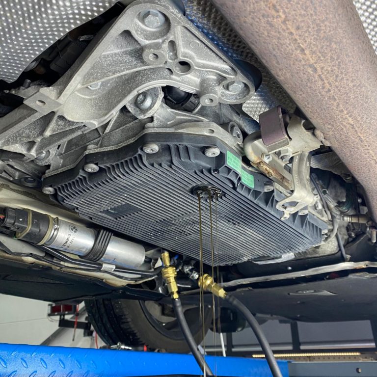 Werkstatt von Auto-Service Marbach mit Fahrzeug