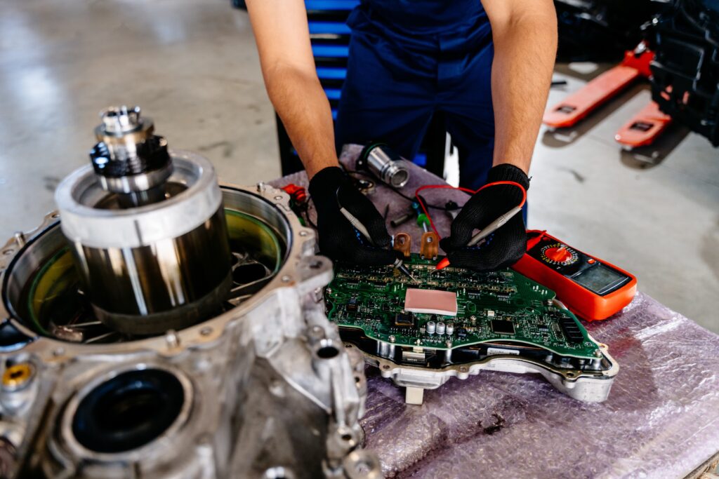 Mechaniker arbeitet an einem Fahrzeuggetriebe beim Austausch oder bei der Reparatur