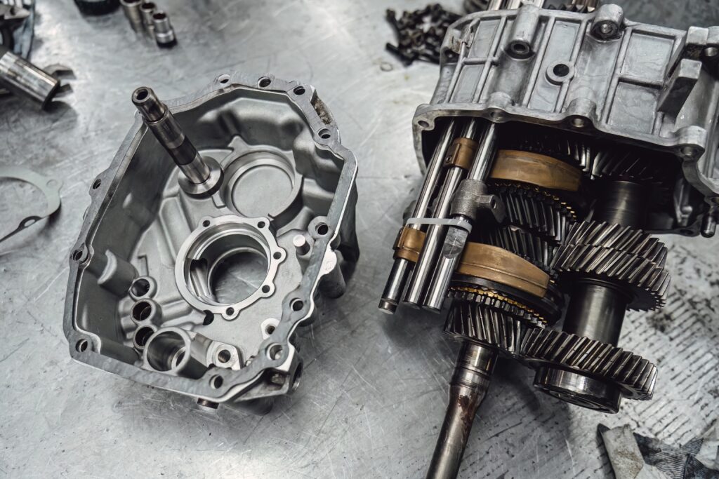 Zerlegtes Fahrzeuggetriebe mit einzelnen Bauteilen während der Überholung oder Reparatur