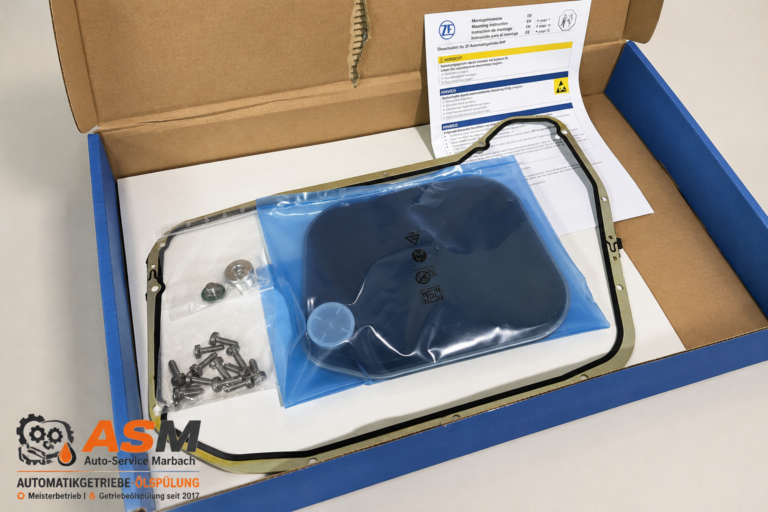 Altes Getriebeöl wird aus einer Ölwanne ausgegossen